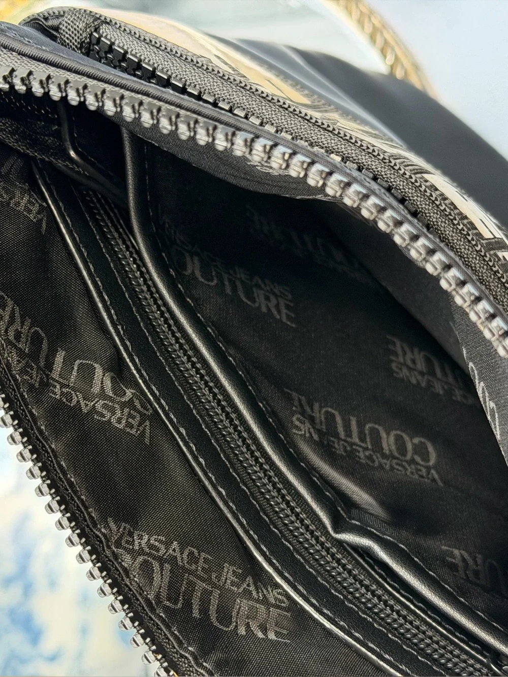 🆕 VERSACE JEANS COUTURE 🧿 NWT Logo Crossbody Bag, Black & Gold *SMALL FLAW*